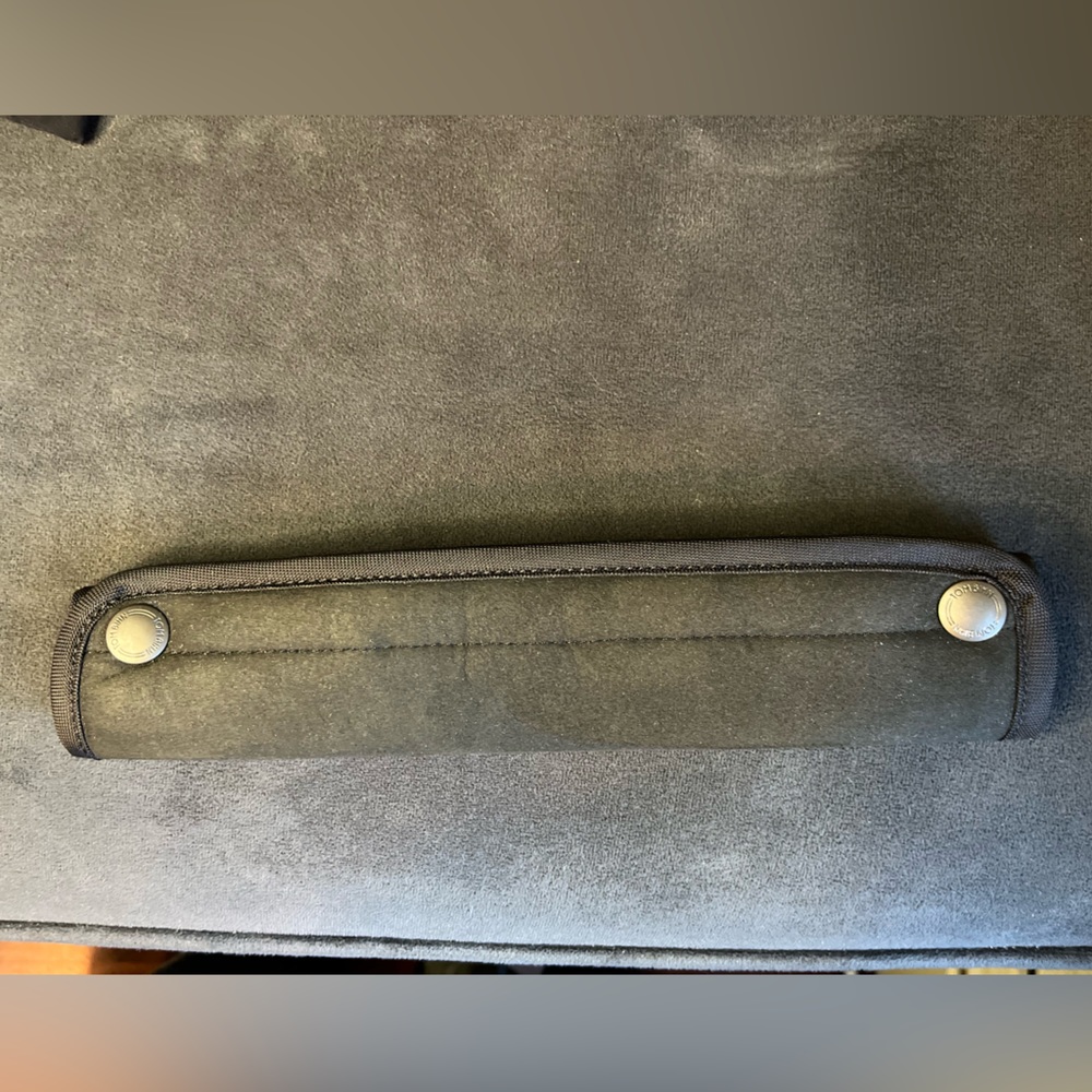 Like new! Tom Bihn ultrasuede shoulder strap wrap